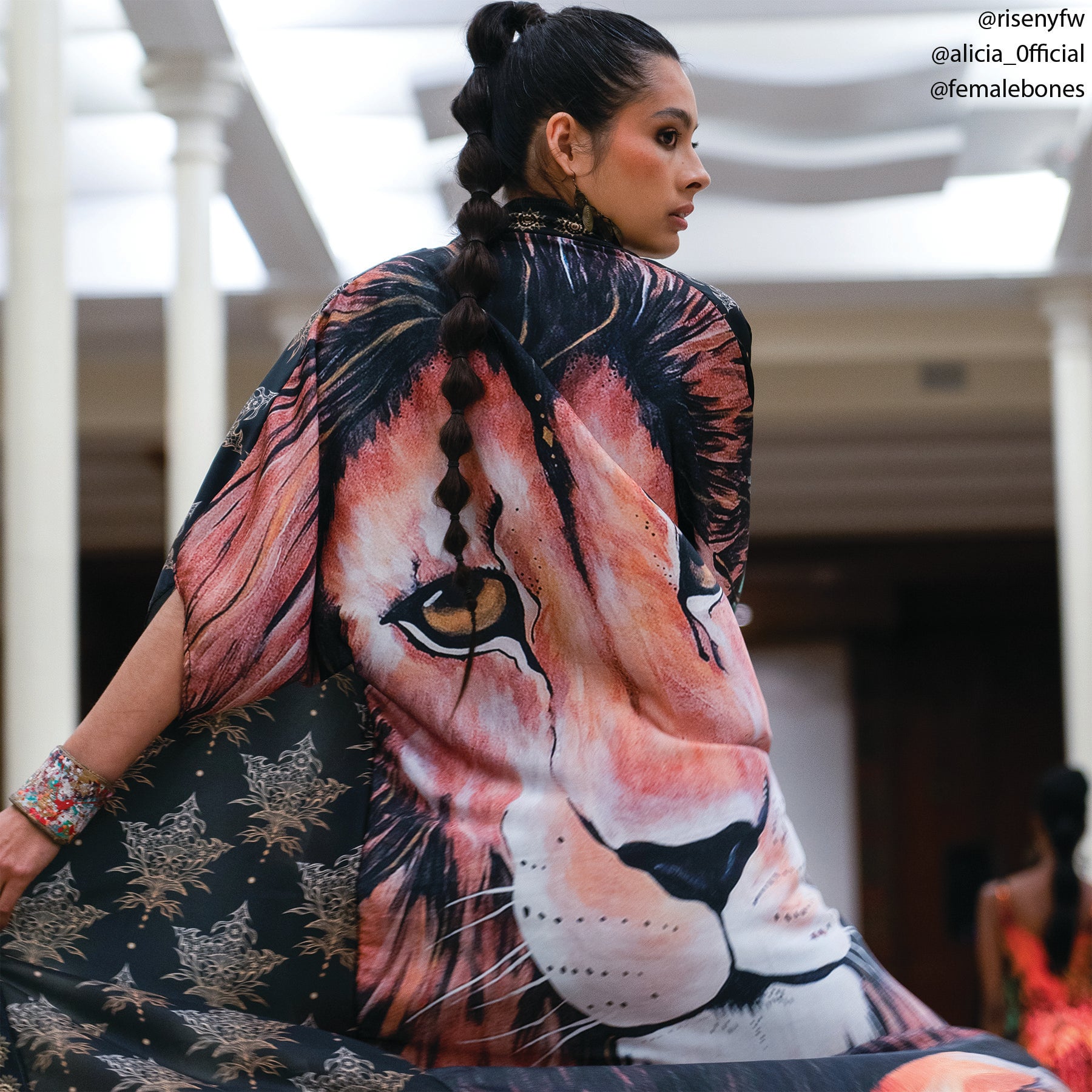 VISIONS ROBE